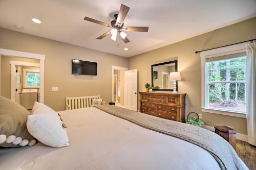 Scenic Sapphire Hideaway With 40-foot Porch!