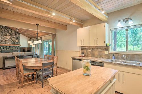 Forest Haven With Hot Tub - 1 Mi To Village!
