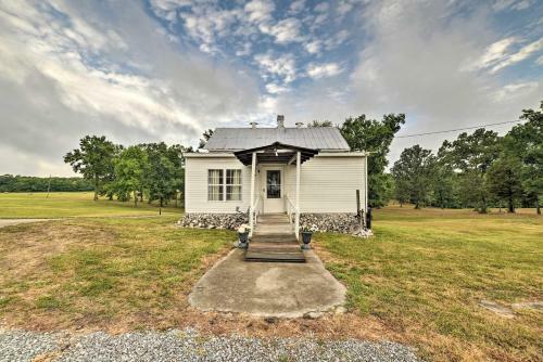 Serene Mcewen Cottage About 2 Mi To Golf Course!