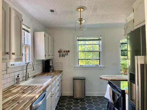Nashville Oasis: Gym, Golf, Yard, Prime Location