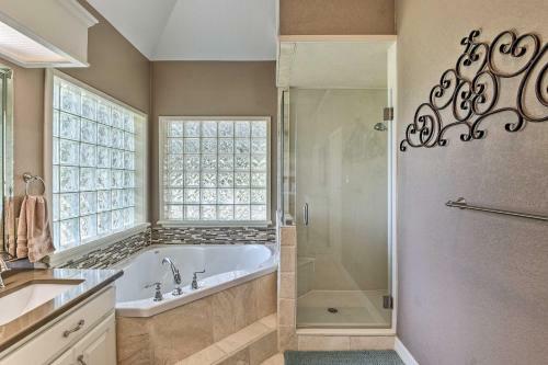 Luxe Granbury Abode With Pool About 4 Mi To Lake!