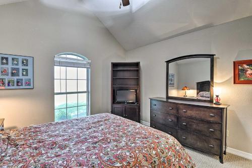 Luxe Granbury Abode With Pool About 4 Mi To Lake!