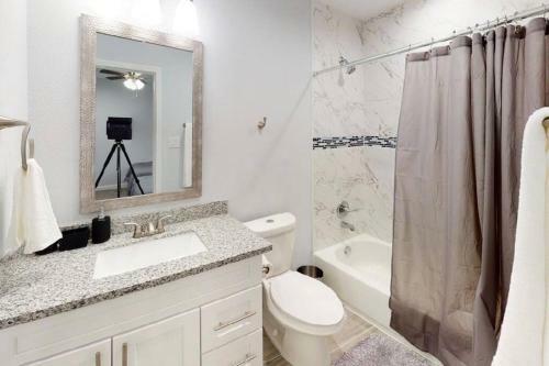 2 Bedroom W/ Upstairs Balcony Attached To Master