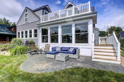 Charming Lake Winnebago Retreat Dock And View!