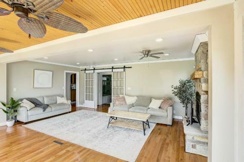 Charming Lake Winnebago Retreat Dock And View!