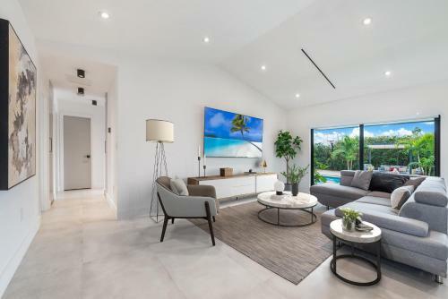 Modern 5 Bedrooms Heated Pool 14 Guest (P1)