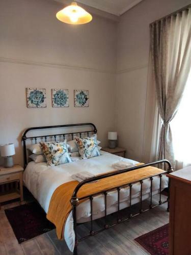 Via The Grapevine 3 Bedroom House Private Parking