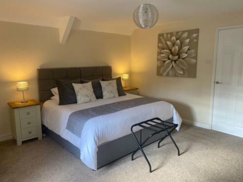 Warm & Welcoming Town Cottage
