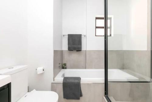 Trendy Melrose Apartment