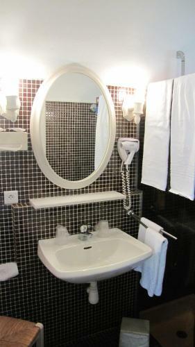 Hotel H�tel Les Gollandi�res