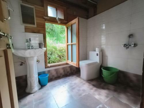 Ruhoots Cafe & Homestays