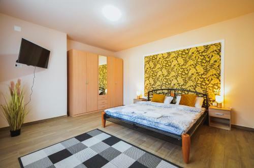 Villa Beautiful Homes With Private Yard, Bath And Free Parking