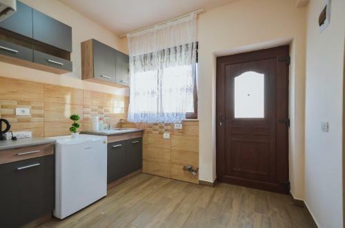 Villa Beautiful Homes With Private Yard, Bath And Free Parking