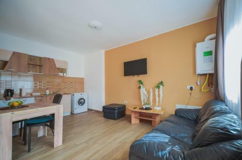 Villa Beautiful Homes With Private Yard, Bath And Free Parking