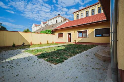 Villa Beautiful Homes With Private Yard, Bath And Free Parking