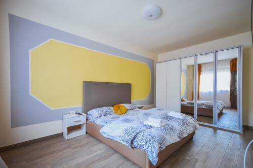 Villa Beautiful Homes With Private Yard, Bath And Free Parking