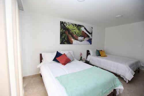 Cozy 4 Bedroom Home With Jacuzzi And Outside Deck