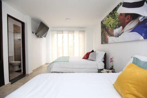 Cozy 4 Bedroom Home With Jacuzzi And Outside Deck