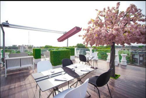 Apartamento Luxurious Executive One Bedroom Suite Space Available