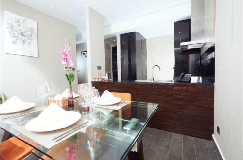 Apartamento Luxurious Executive One Bedroom Suite Space Available