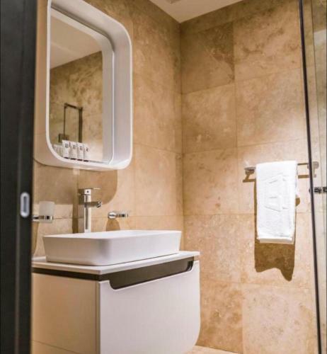 Apartamento Luxurious Executive One Bedroom Suite Space Available