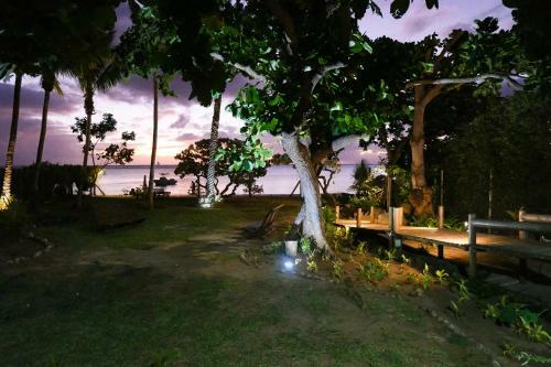 Chalet En Bois Sur La Plage de Sable Blanc