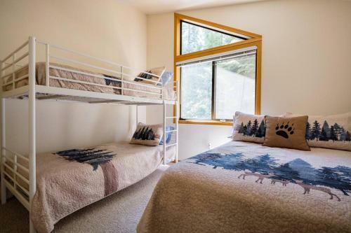 Splendid Mountain Retreat: Spa, Sauna, & Generator