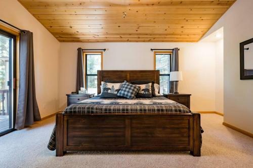 Splendid Mountain Retreat: Spa, Sauna, & Generator