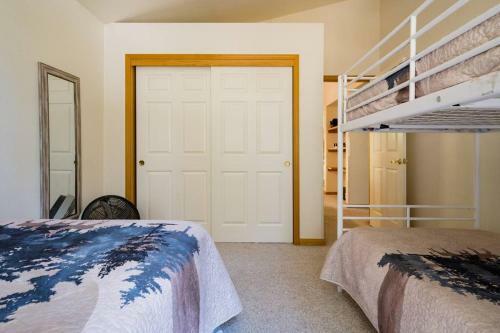 Splendid Mountain Retreat: Spa, Sauna, & Generator