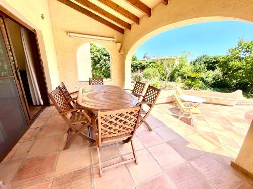 Villa de Estilo Espa�ol Con Jard�n Y Piscina