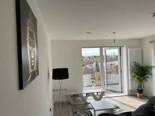 Lovely 2 Bed Apartment With Parking On Premises
