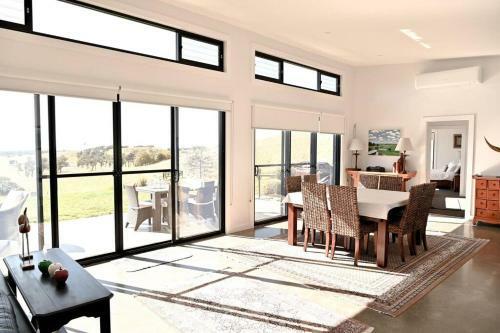 Somerton Ridge: Luxury Modern House Stunning Bath
