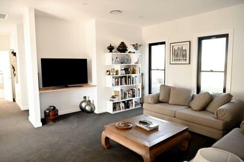 Somerton Ridge: Luxury Modern House Stunning Bath