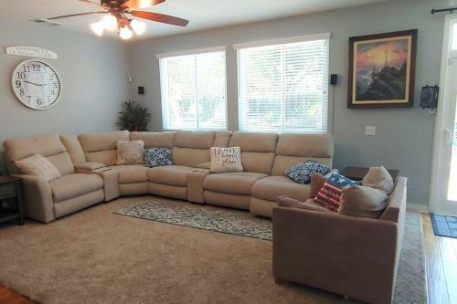 Spacious Family Resort 4 Bed/3 Bath-pool- Pets Ok