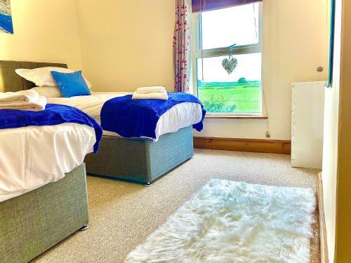 Cheerful 3 Bedroom Home With Free Parking