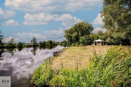 Two Bed Cottage Near Oxford With River View