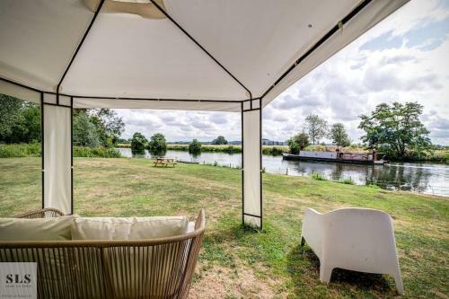 Two Bed Cottage Near Oxford With River View