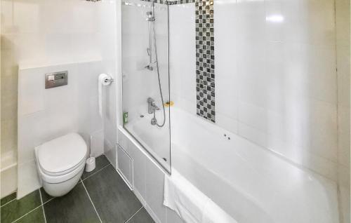 Beautiful Apartment In Benodet With 1 Bedrooms