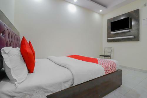 Oyo 81563 Hotel M G H