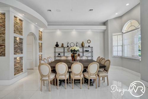 Luxurious Estate 8br W Heated Pool & Gameroom