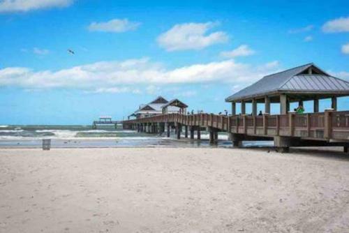 Cheerful 3 Bedroom Home Mins From Clearwater Beach