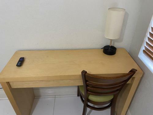 Hostal Private Room With Queen Bed - Free Parking & Fast Wifi