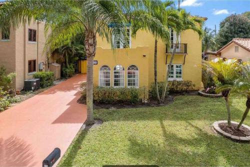 Historic Florida 4 Bedroom Home With Pool, Parking