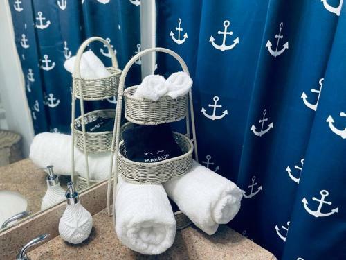 Cozy 2 Bedroom Lakeview Villa King Queen Beds