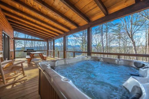 Paradise Found Mtn View Hot Tub, Wi Fi, Pool Table