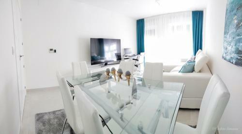 Lovely Apartment Centrally Located In Estepona