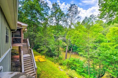 Riverside Dahlonega Home With Kayaks And Fire Pit