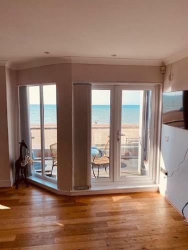 Town House In Prime Beachfront Location. Sea Views