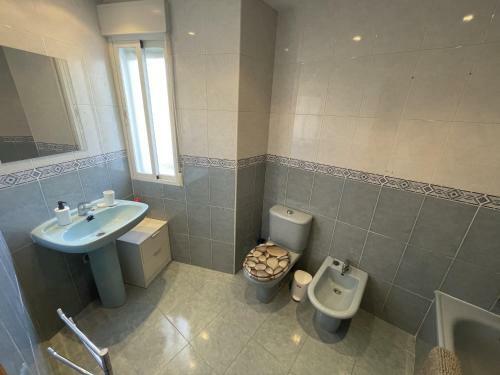 Sunny 3 Bed Apartment Only 7 Minute Walk From Beac