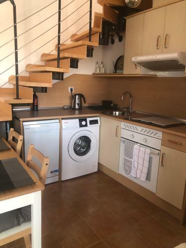 Pleasant 2 Bedroom Villa With Garden & Pool Access